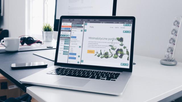 jak zbudować strone laptop kreator